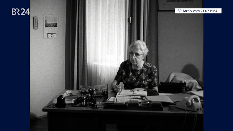 Käthe Winkelmann am Schreibtisch | Bild: BR-Archiv Käthe Winkelmann am Schreibtisch