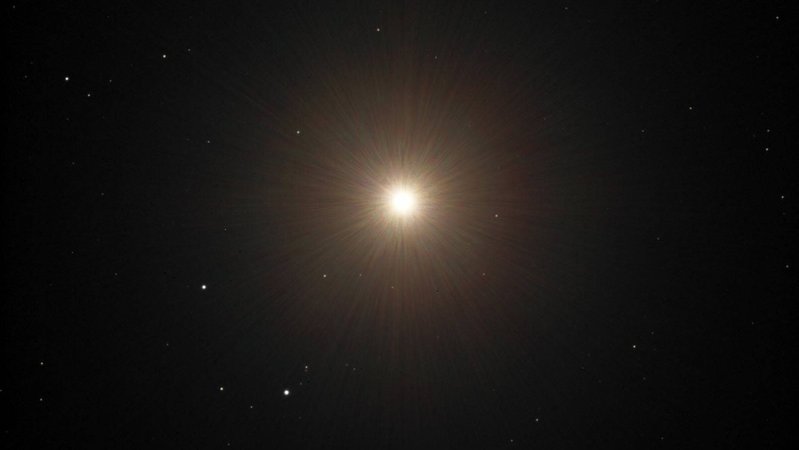 Der Stern Arktur im Sternbild Bärenhüter Bootes. Arktur ist der dritthellste Stern am Firmament und der hellste des nördlichen Sternenhimmels.