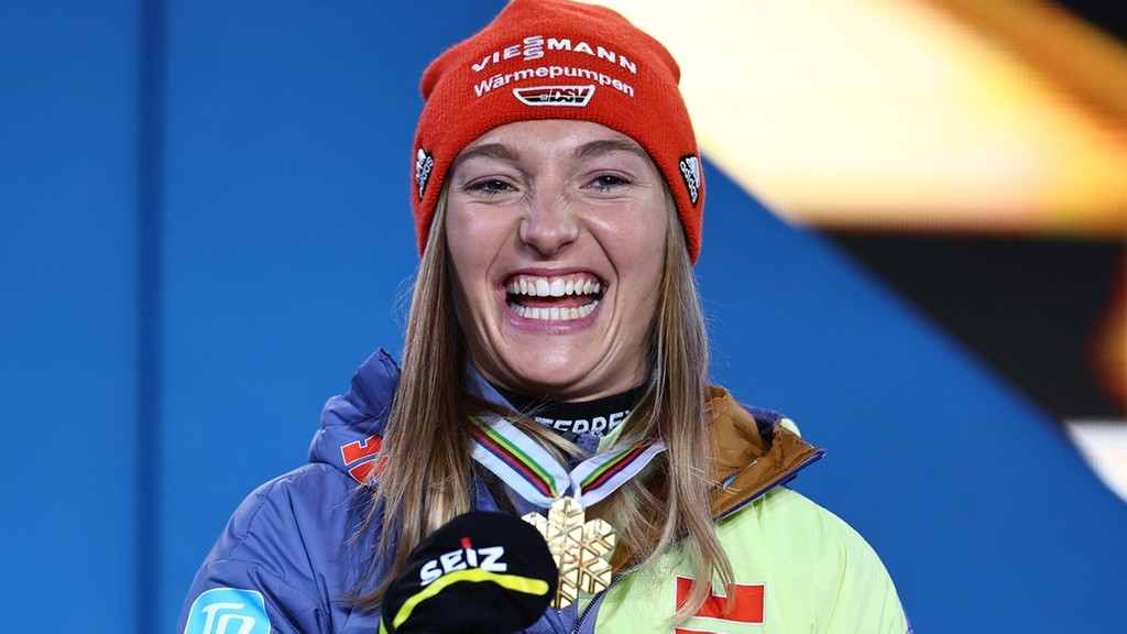 Katharina Althaus aus Deutschland jubelt mit ihrer Goldmedaille. | Bild: dpa-Bildfunk/Daniel Karmann Katharina Althaus aus Deutschland jubelt mit ihrer Goldmedaille.