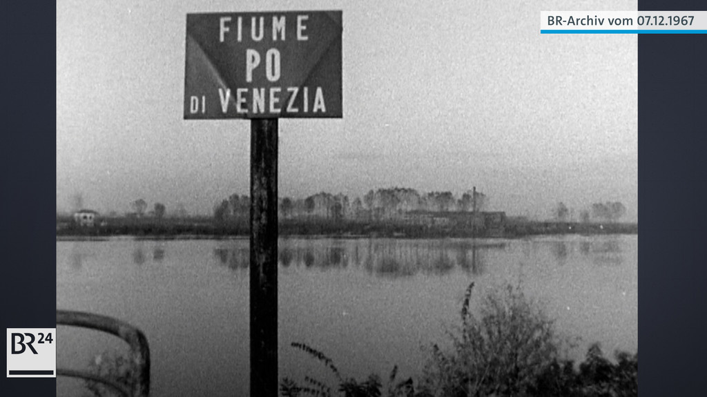 Hochwasserüberflutetes Gebiet in der Poebene, im Vordergrund Schild mit der Aufschrift Fiume Po Di Venezia