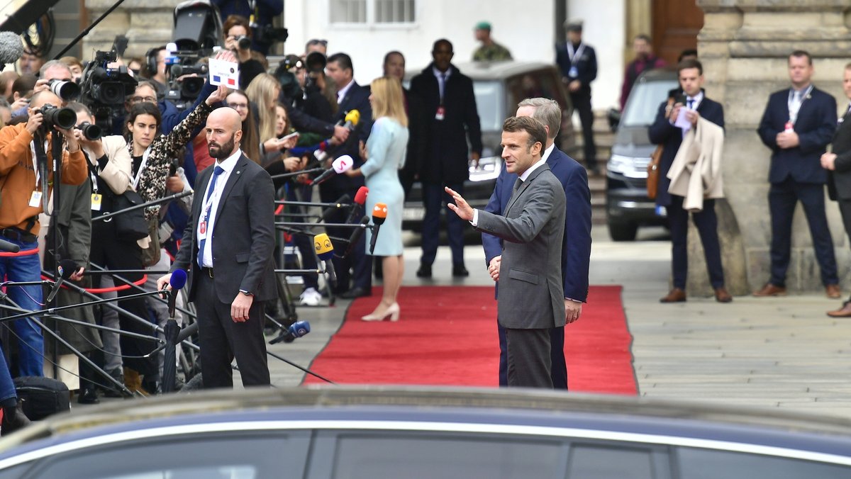 Frankreichs Präsident Francois Macron bei seiner Ankunft am EPC-Gipfel in Prag