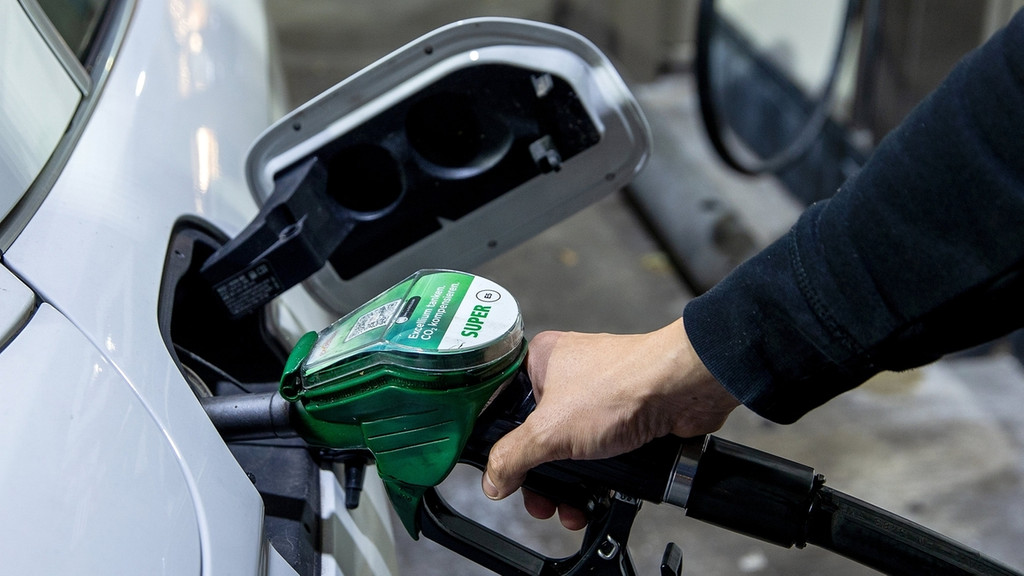 Autofahrer können trotz der Steuersenkung ab 1. Juni nicht überall gleich mit niedrigeren Spritpreisen rechnen. Denn die Tankstellenbetreiber haben in ihren Vorratstanks noch Sprit, für den sie den alten höheren Steuersatz bezahlt haben. | Bild: dpa-Bildfunk/Carsten Koall Autofahrer können trotz der Steuersenkung ab 1. Juni nicht überall gleich mit niedrigeren Spritpreisen rechnen. Denn die Tankstellenbetreiber haben in ihren Vorratstanks noch Sprit, für den sie den alten höheren Steuersatz bezahlt haben.