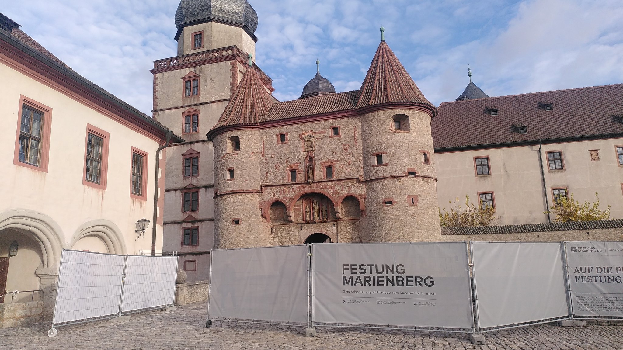 Bauzaun vor Kernburg der Festung Marienberg in Würzburg