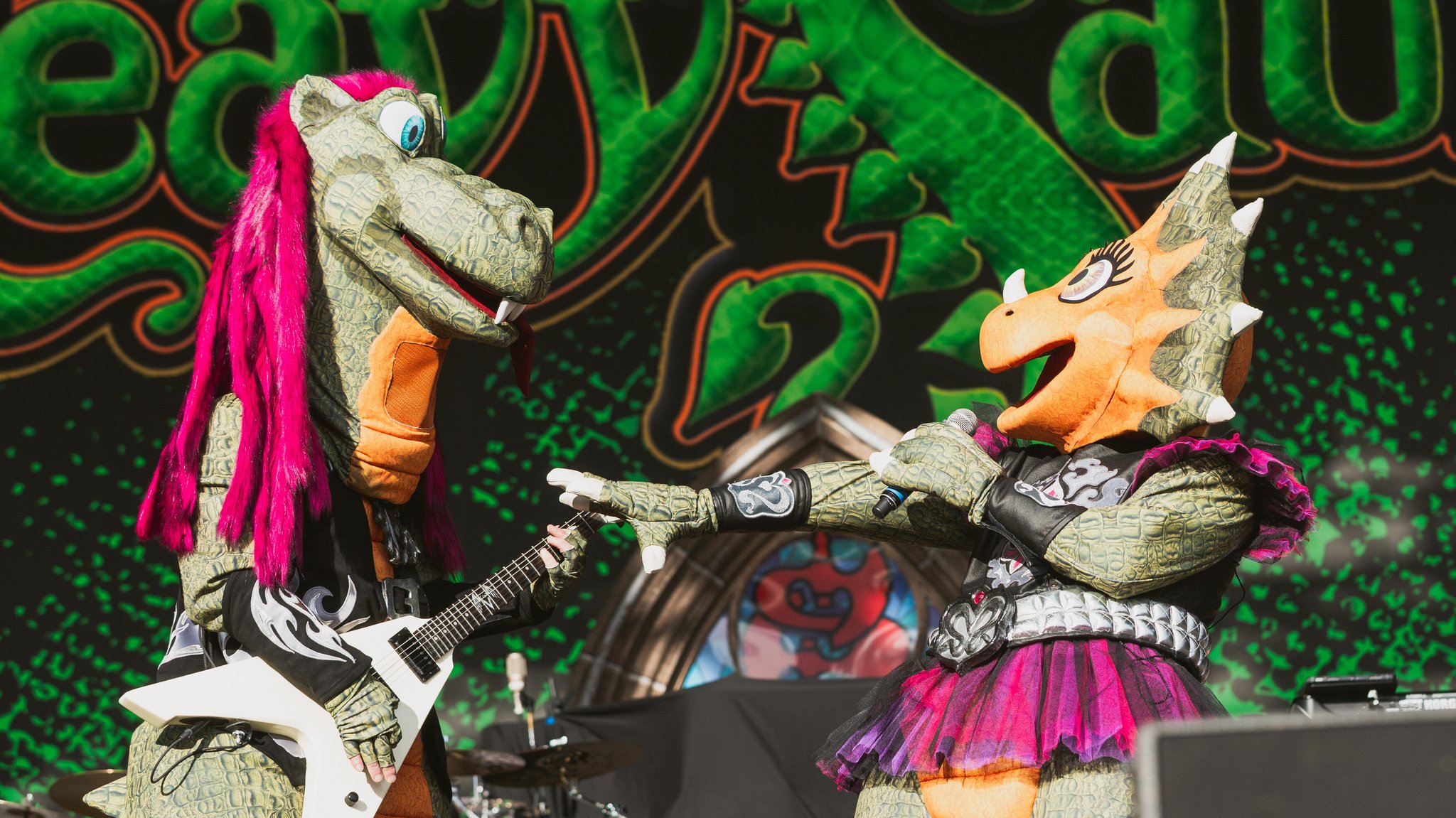 Drache und Dinomädchen - Konzerte von Heavysaurus sind eine bunte Angelegenheit | Bild: picture alliance / Photoshot | - Drache und Dinomädchen - Konzerte von Heavysaurus sind eine bunte Angelegenheit