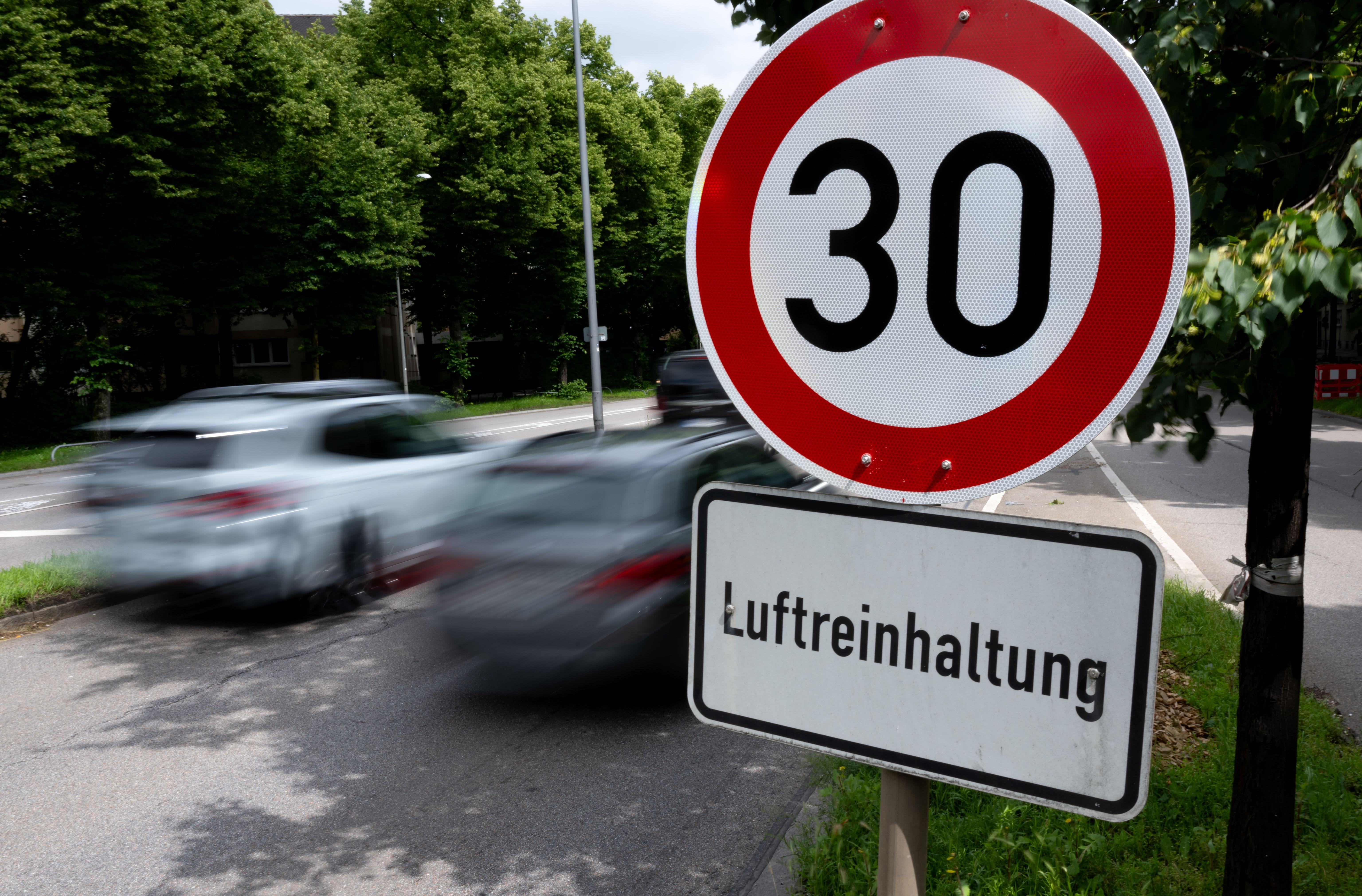 Bayern, München: Ein Schild weist an Landshuter Allee am Mittleren Ring auf die Geschwindigkeitsbegrenzung von 30 km/h zur Luftreinhaltung hin.