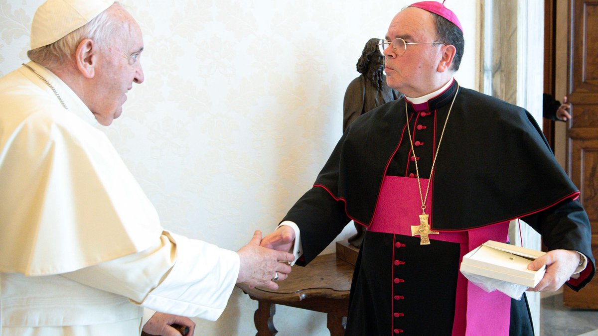 Der Augsburger Bischof Bertram Meier beim Papst – mit Geschenk (für Franziskus) in der Hand. 