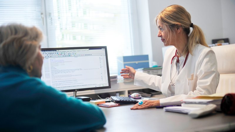 Nicht direkt zum Facharzt, sondern im Normalfall verpflichtend zum Hausarzt - so wollen es Union und SPD laut Koalitionsvertrag. | Bild: picture alliance / Klaus Rose Nicht direkt zum Facharzt, sondern im Normalfall verpflichtend zum Hausarzt - so wollen es Union und SPD laut Koalitionsvertrag.