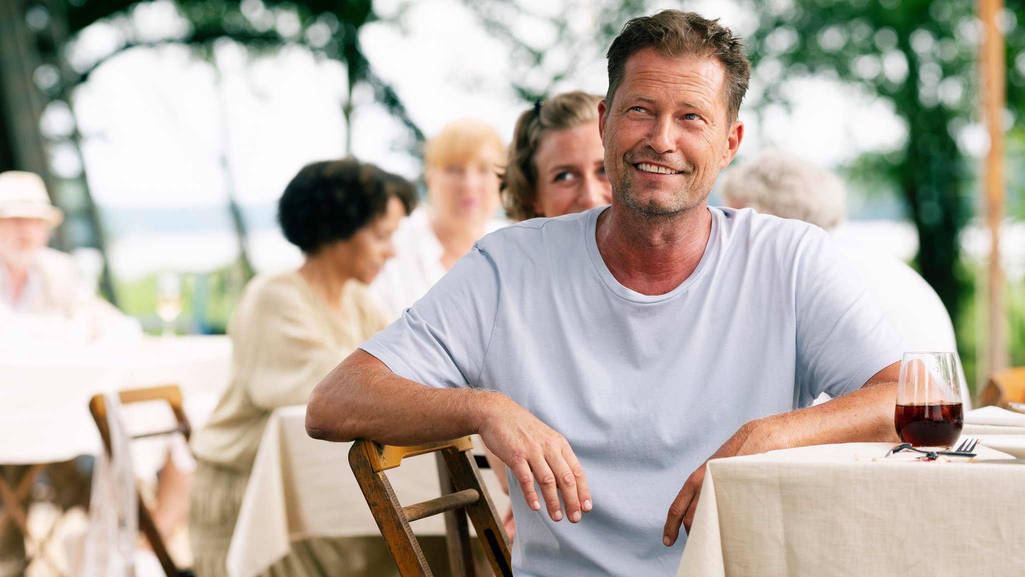 Noch ist Til Schweiger glücklich in "Lieber Kurt", doch ein schrecklicher Trauerfall soll alle erschüttern (Filmszene).