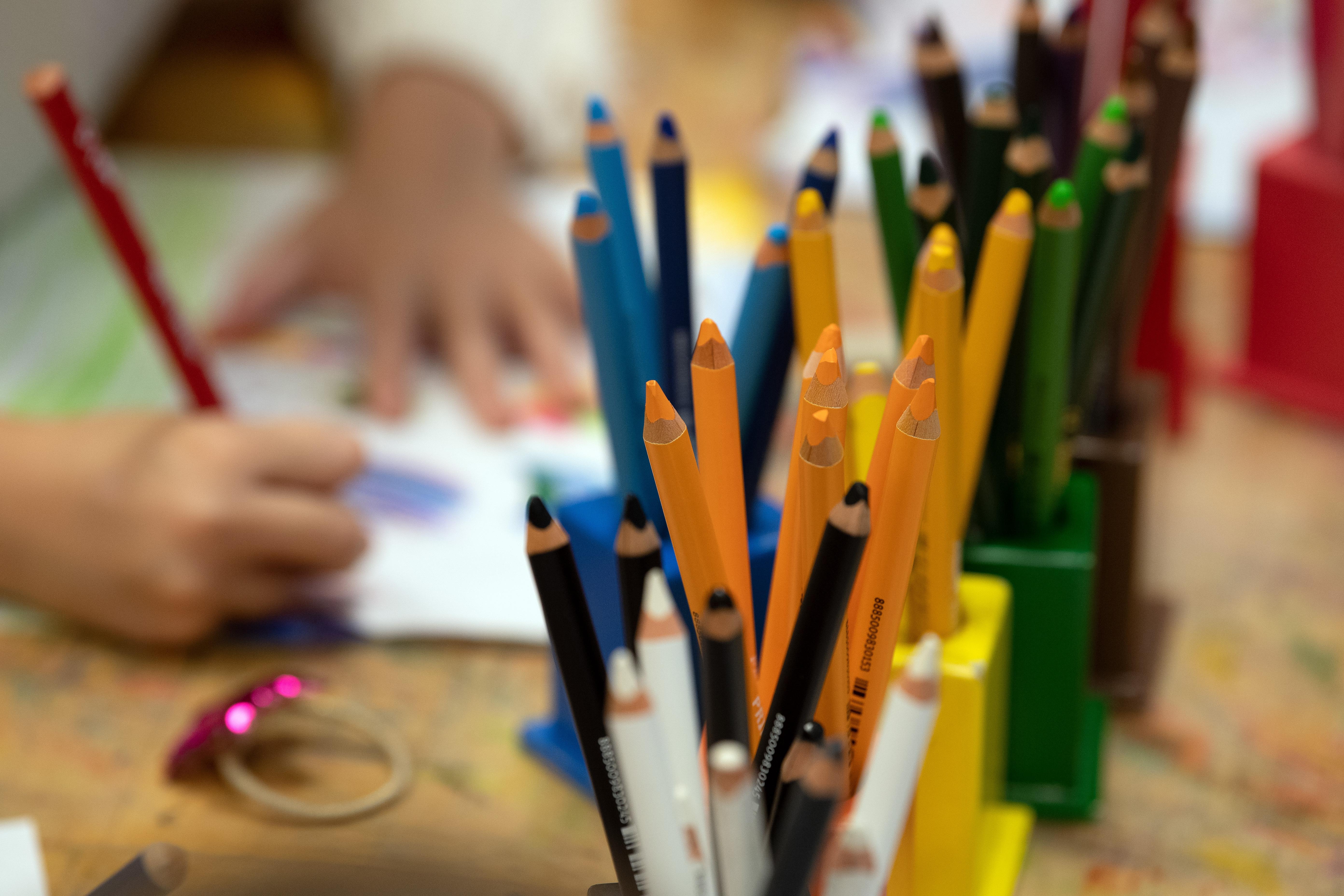 Kindergartenkind malt ein Bild