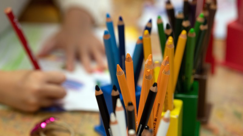 Kindergartenkind malt ein Bild | Bild: picture alliance/dpa | Federico Gambarini Kindergartenkind malt ein Bild