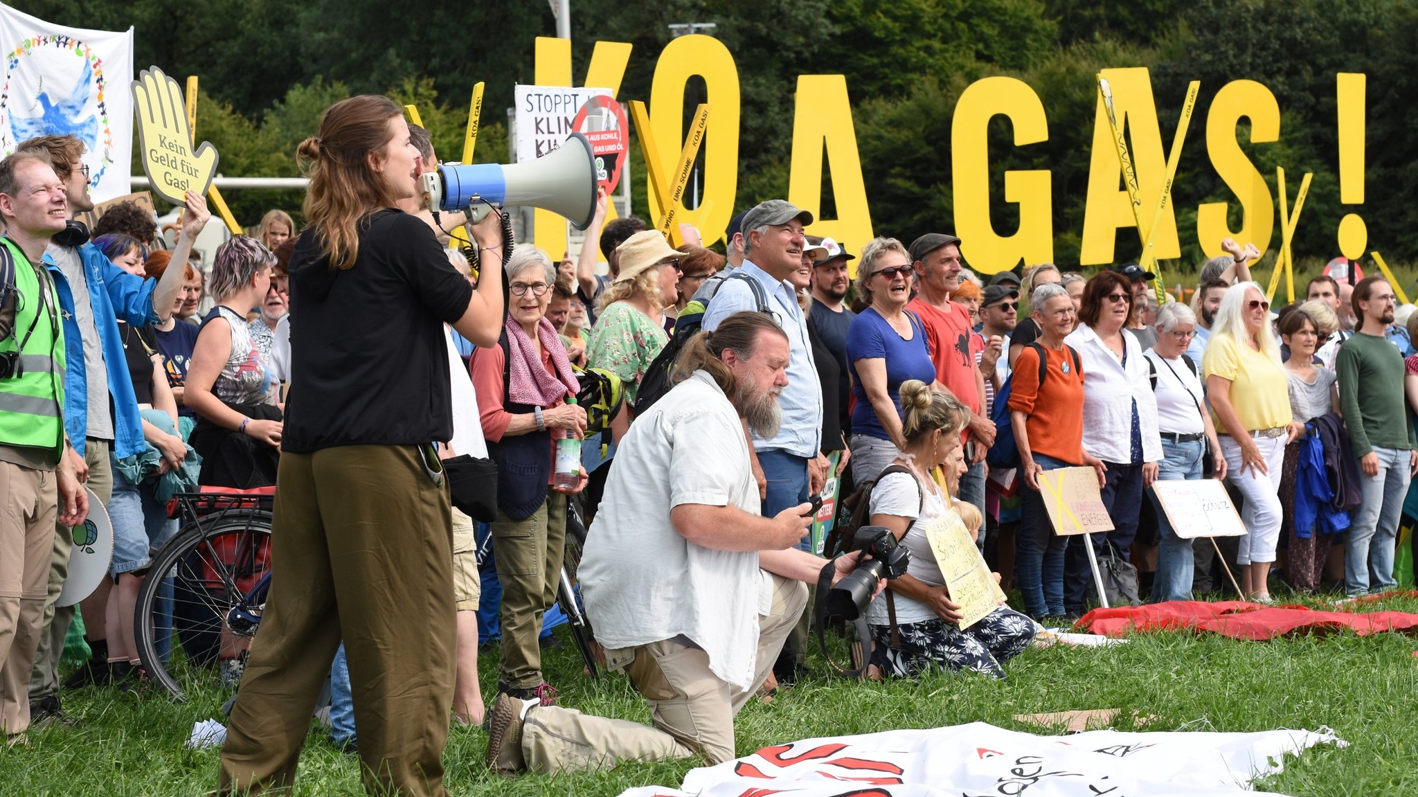 16.08.2025, Bayern, Reichling: Klimaaktivistin Luisa Neubauer (vorne l) spricht bei einer Demonstration von Bund Naturschutz, Fridays for Future, Greenpeace und dem Umweltinstitut München gegen fossile Gasförderung in Bayern.