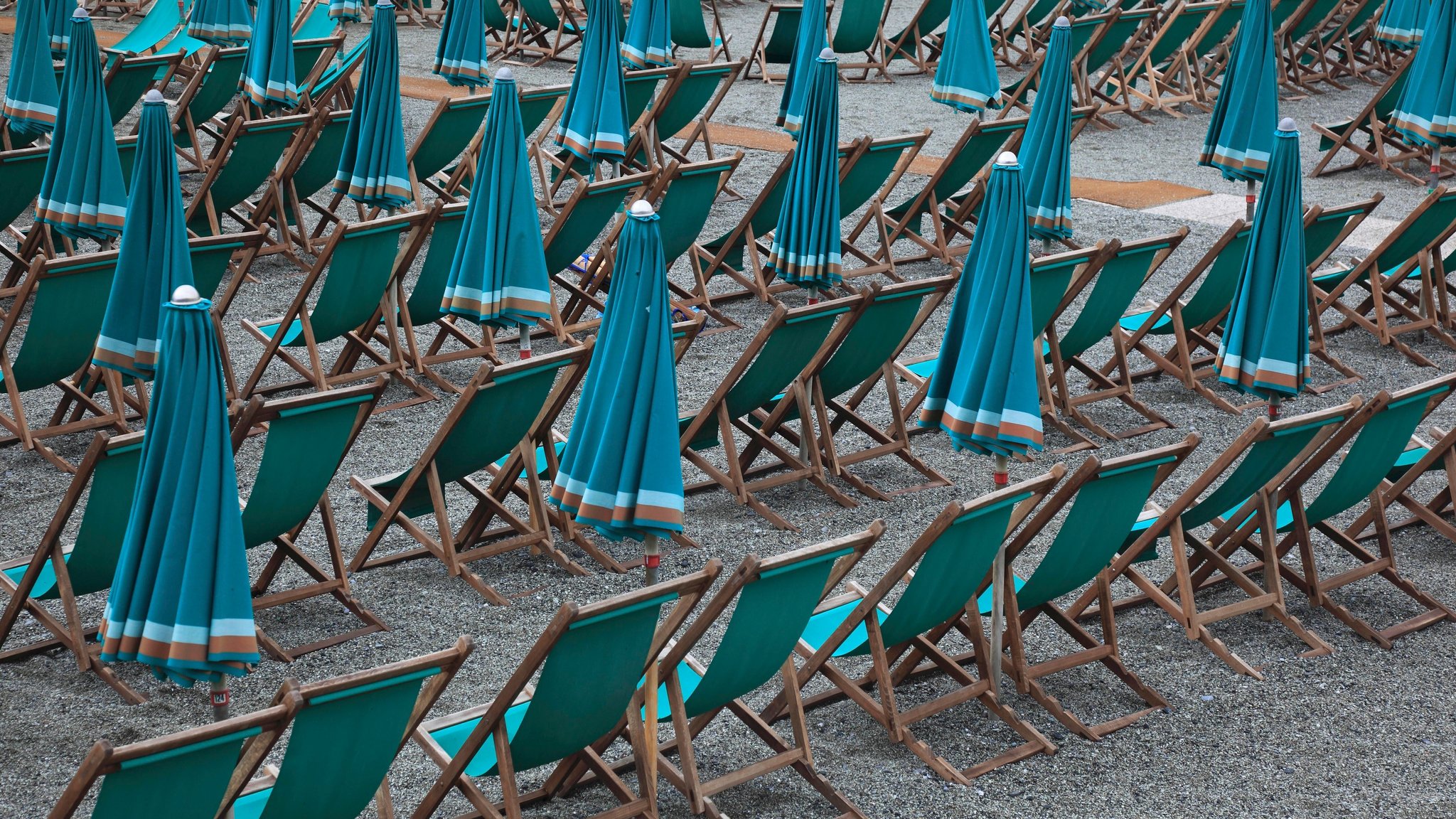 Leere Liegen am Strand von Monterosso, Cinque Terre, Ligurien, Italien | Bild: picture alliance / imageBROKER | BAO Leere Liegen am Strand von Monterosso, Cinque Terre, Ligurien, Italien