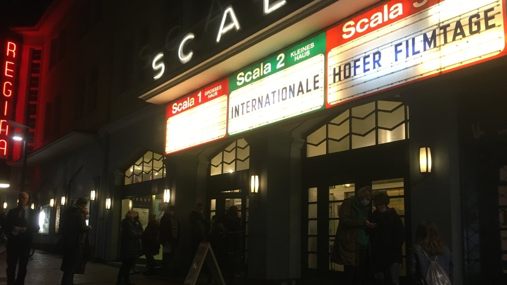 Das Scala-Filmtheater mit der Ankündigung "Internationale Hofer Filmtage" | Bild: BR/Annerose Zuber Das Scala-Filmtheater mit der Ankündigung "Internationale Hofer Filmtage"