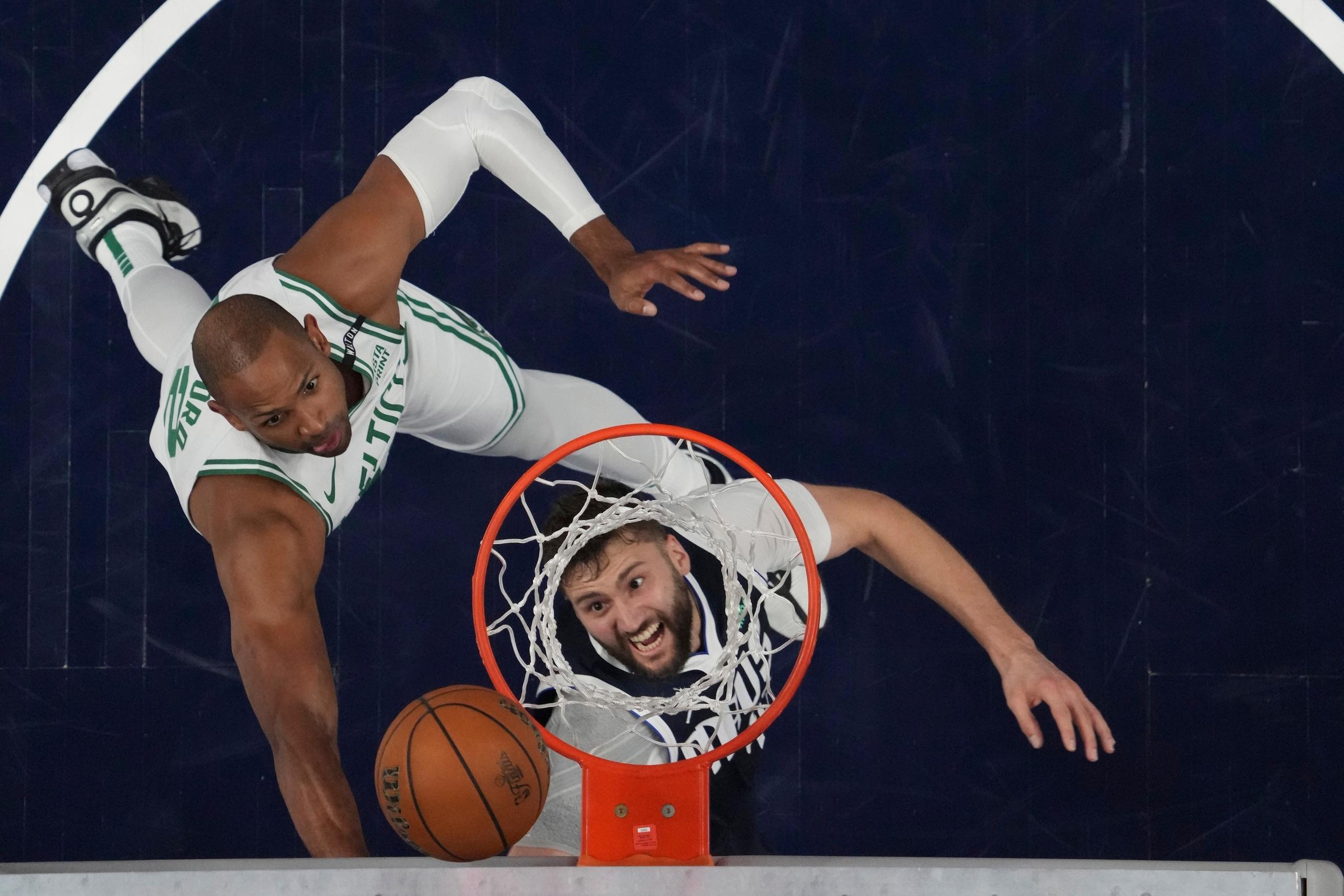 Dallas Mavericks-Forward Maxi Kleber, zieht an Boston Celtics-Center Al Horford,