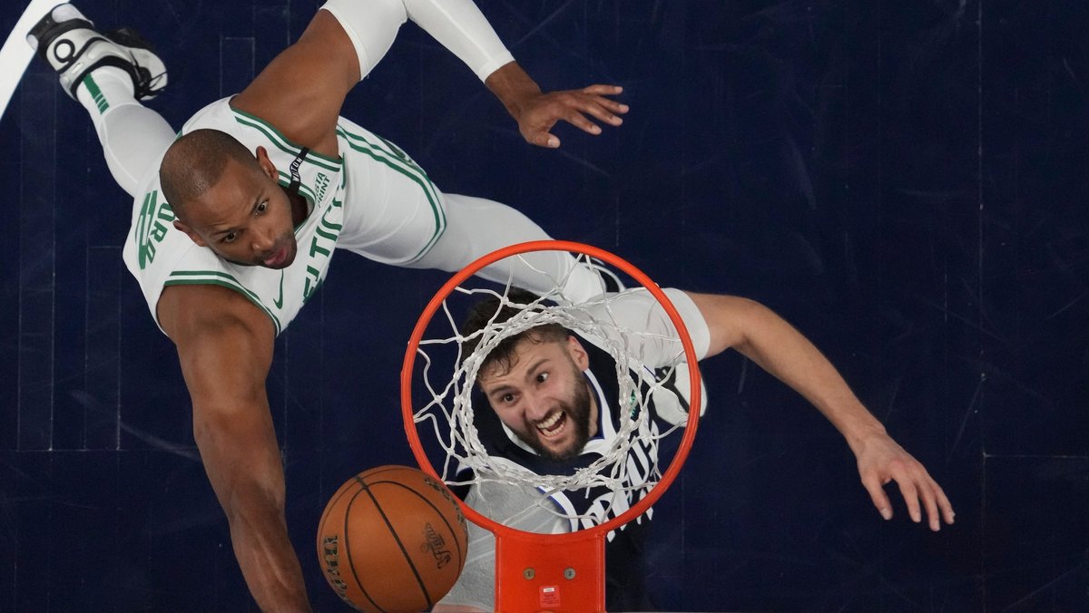 Dallas Mavericks-Forward Maxi Kleber, zieht an Boston Celtics-Center Al Horford,