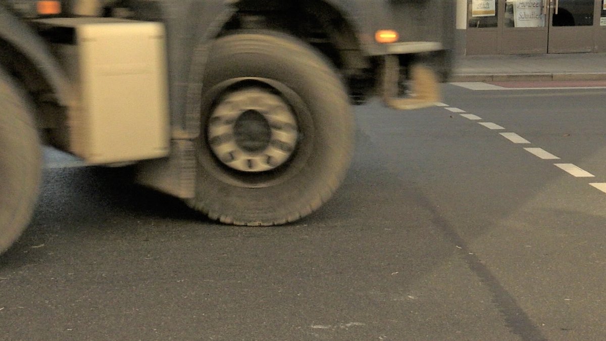 Ein LKW biegt nach rechts ab und muss über den Fußgängerstreifen, eine gefährliche Situation