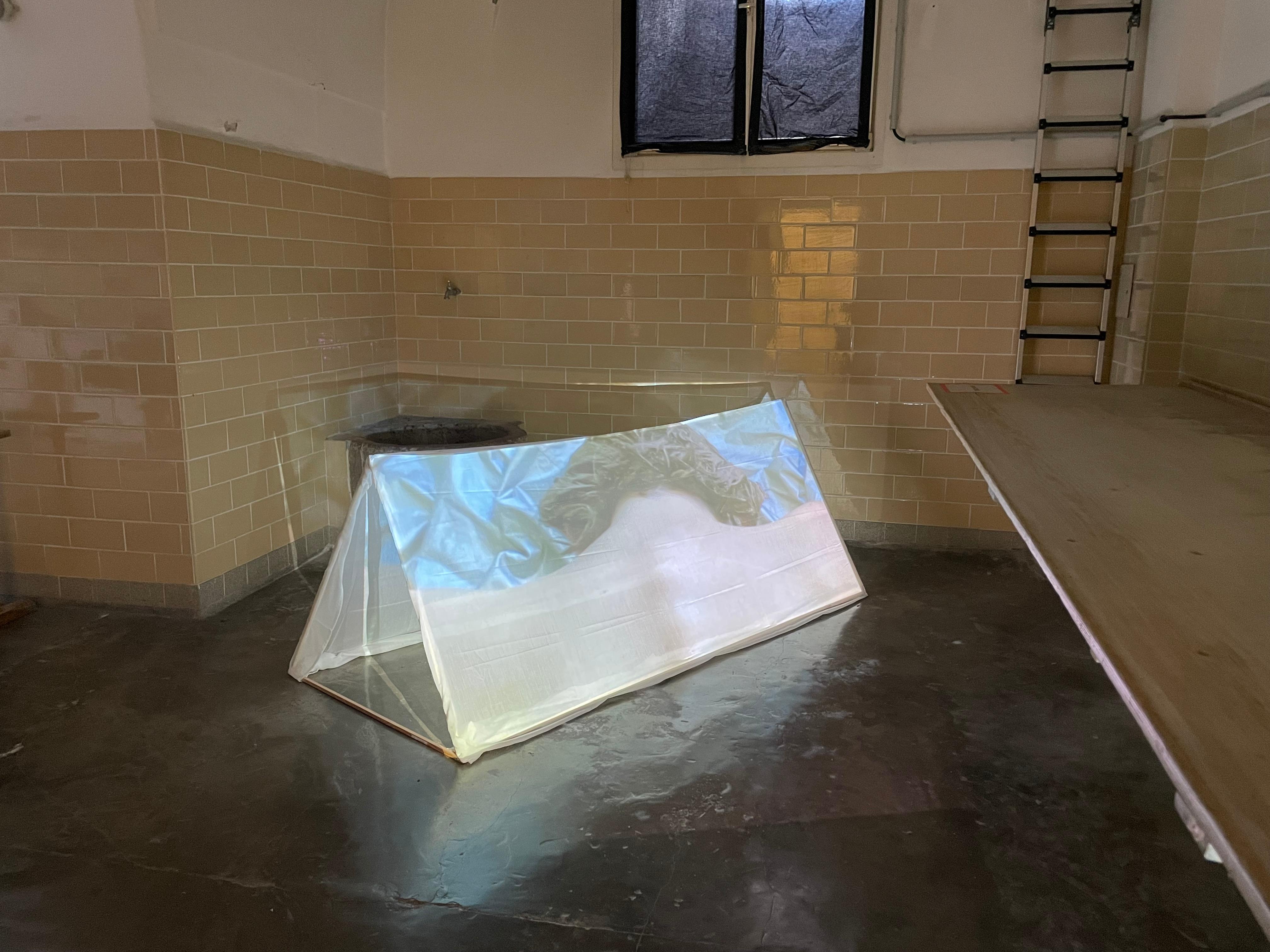 Ein kleines weißes Zelt steht in einem Raum | Bild:Julie Metzdorf