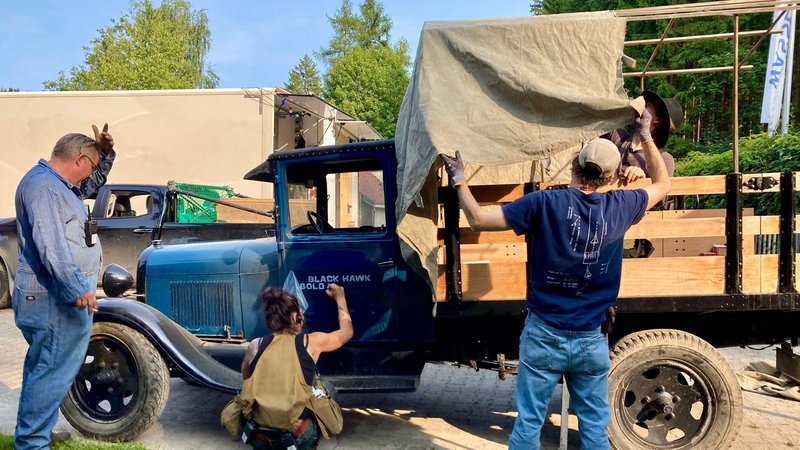 Die Filmcrew bearbeitet einen alten Lastwagen | Bild: BR/Renate Roßberger Die Filmcrew bearbeitet einen alten Lastwagen