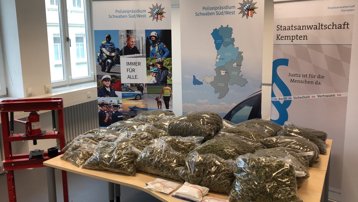 Bei der Kripo Kempten hat die Polizei die sichergestellten Drogen präsentiert.