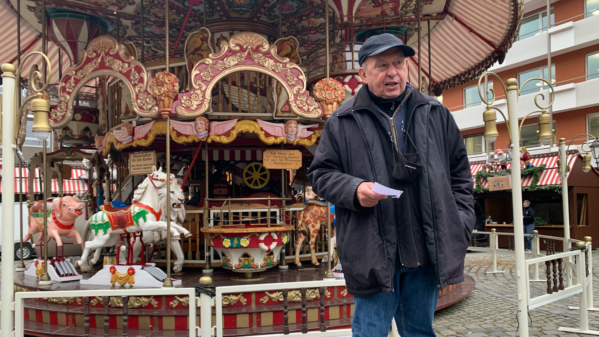 Lorenz Kalb steht vor dem großen Karussell in der Mitte des Hans-Sachs-Platzes