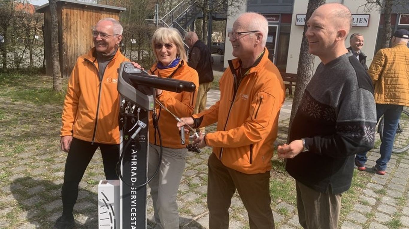 Reparaturstation für Fahrräder am Neufahrner Marktplatz