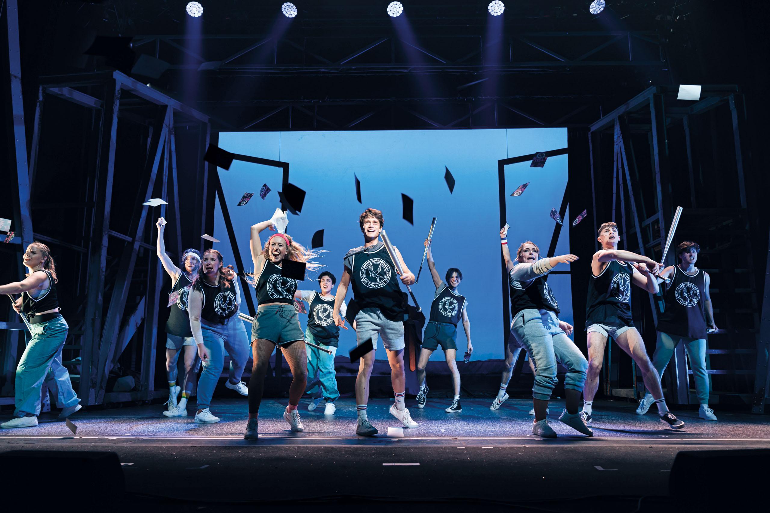 Mitwirkende in Sport-T-Shirts schwingen Baseball-Schläger