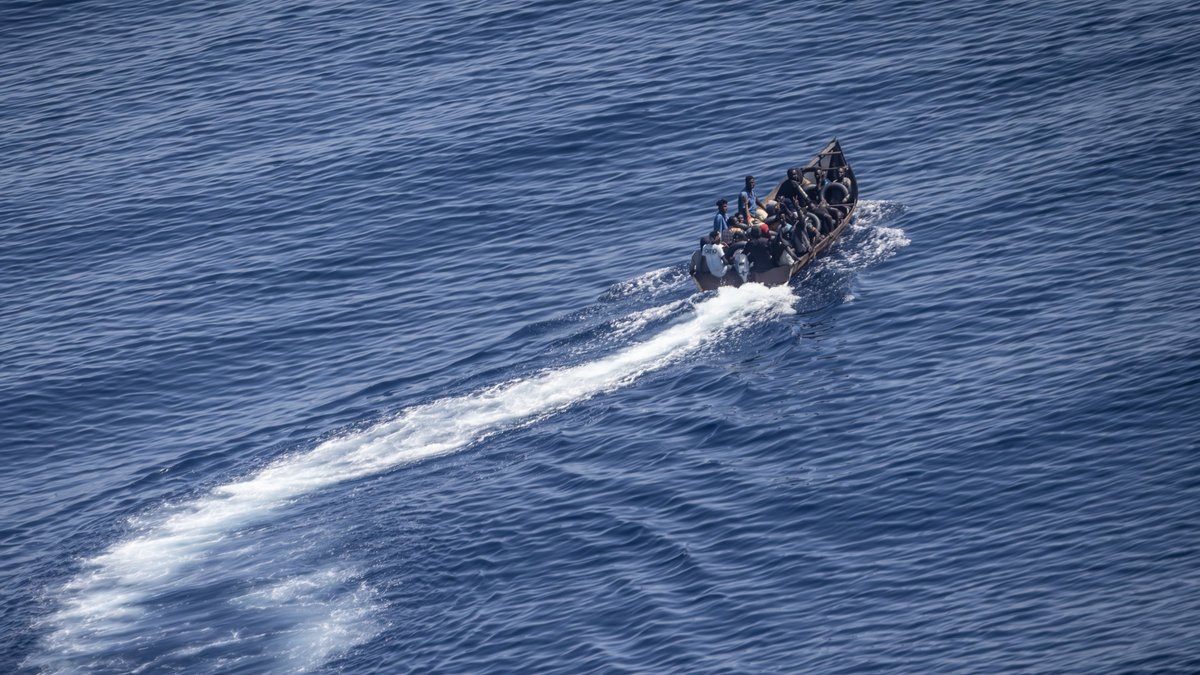 Migranten steuern ein Boot von der Nordküste Afrikas über das Mittelmeer in Richtung der italienischen Insel Lampedusa. 