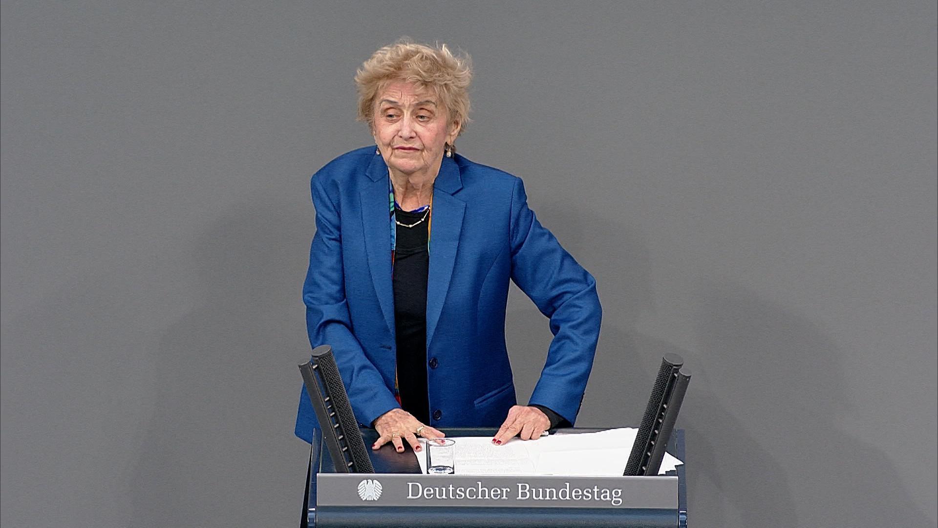 28.01.2026, Berlin: Holocaust-Überlebende Tova Friedman (l) spricht während einer Gedenkstunde im Deutschen Bundestag anlässlich des Holocaust-Gedenktags zu den Gästen.