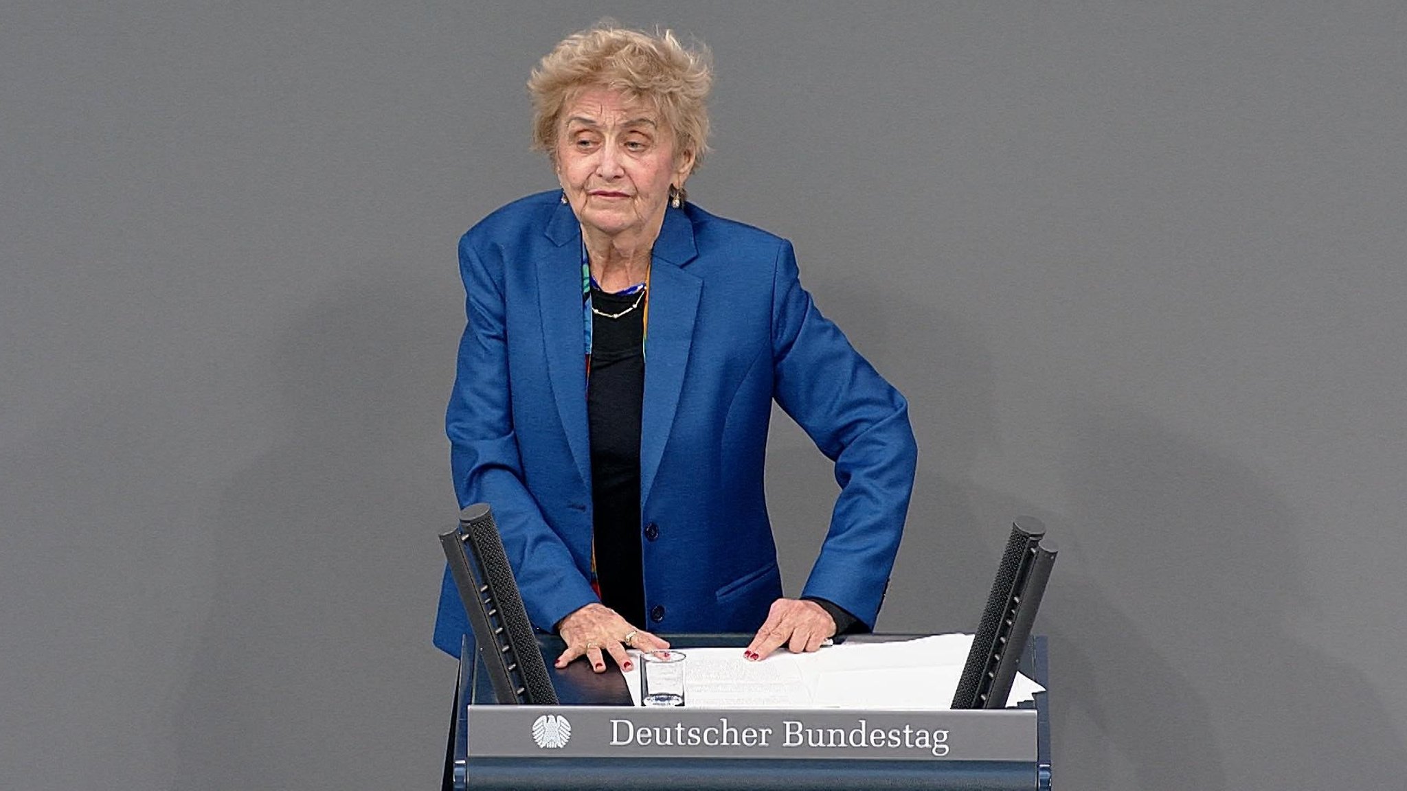 28.01.2026, Berlin: Holocaust-Überlebende Tova Friedman (l) spricht während einer Gedenkstunde im Deutschen Bundestag anlässlich des Holocaust-Gedenktags zu den Gästen.