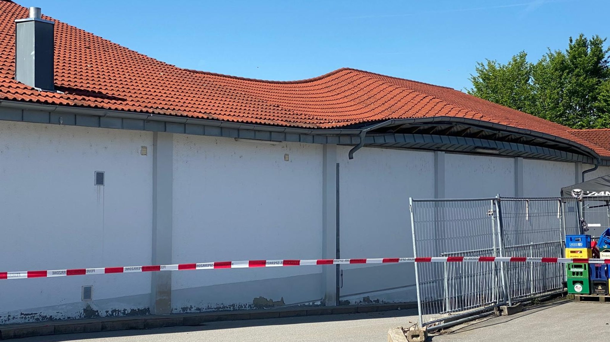 Das Dach des Einkaufsmarktes ist stellenweise sichtlich abgesackt.