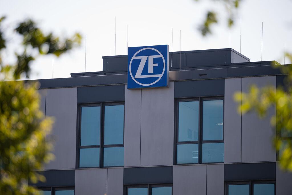 ARCHIV - 20.09.2024, Saarland, Saarbrücken: Das ZF Logo am Verwaltungsgebäude des Saarbrücker Werks der ZF Friedrichshafen AG. Es sind keine rosigen Zeiten für die Autobranche. 