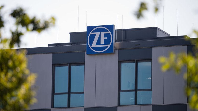 ARCHIV - 20.09.2024, Saarland, Saarbrücken: Das ZF Logo am Verwaltungsgebäude des Saarbrücker Werks der ZF Friedrichshafen AG. Es sind keine rosigen Zeiten für die Autobranche. | Bild: dpa-Bildfunk/Oliver Dietze ARCHIV - 20.09.2024, Saarland, Saarbrücken: Das ZF Logo am Verwaltungsgebäude des Saarbrücker Werks der ZF Friedrichshafen AG. Es sind keine rosigen Zeiten für die Autobranche.