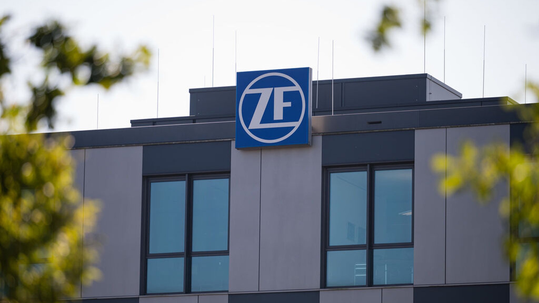 ARCHIV - 20.09.2024, Saarland, Saarbrücken: Das ZF Logo am Verwaltungsgebäude des Saarbrücker Werks der ZF Friedrichshafen AG. Es sind keine rosigen Zeiten für die Autobranche. 