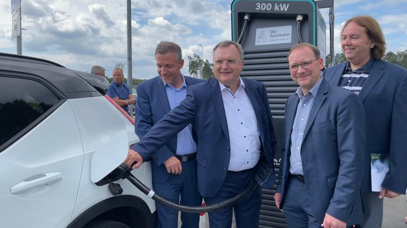 Reinhard Pirner, Direktor der Niederlassung Nordbayern der Autobahn GmbH. weiht die Speichersäule mit einer symbolischen Ladung ein.