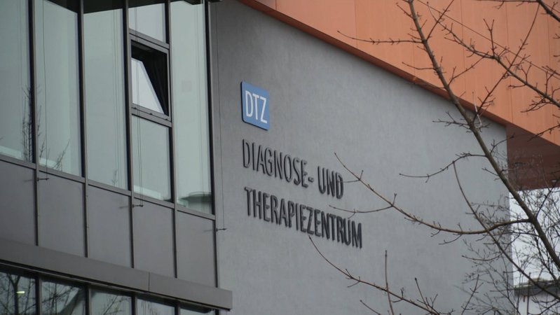 Schon seit geraumer Zeit klagen Krankenhäuser in Bayern über akute Finanzprobleme. Eine Gruppe von Kliniken geht jetzt einen Schritt weiter, droht mit rechtlichen Schritten und fordert vom Bundesgesundheitsministerium Schadenersatz in Millionenhöhe.
