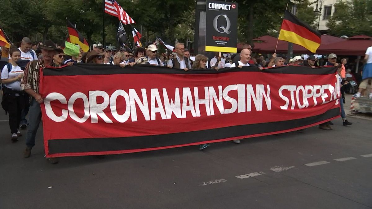 Polizei Lost Corona Demo In Berlin Auf 300 Festnahmen Br24