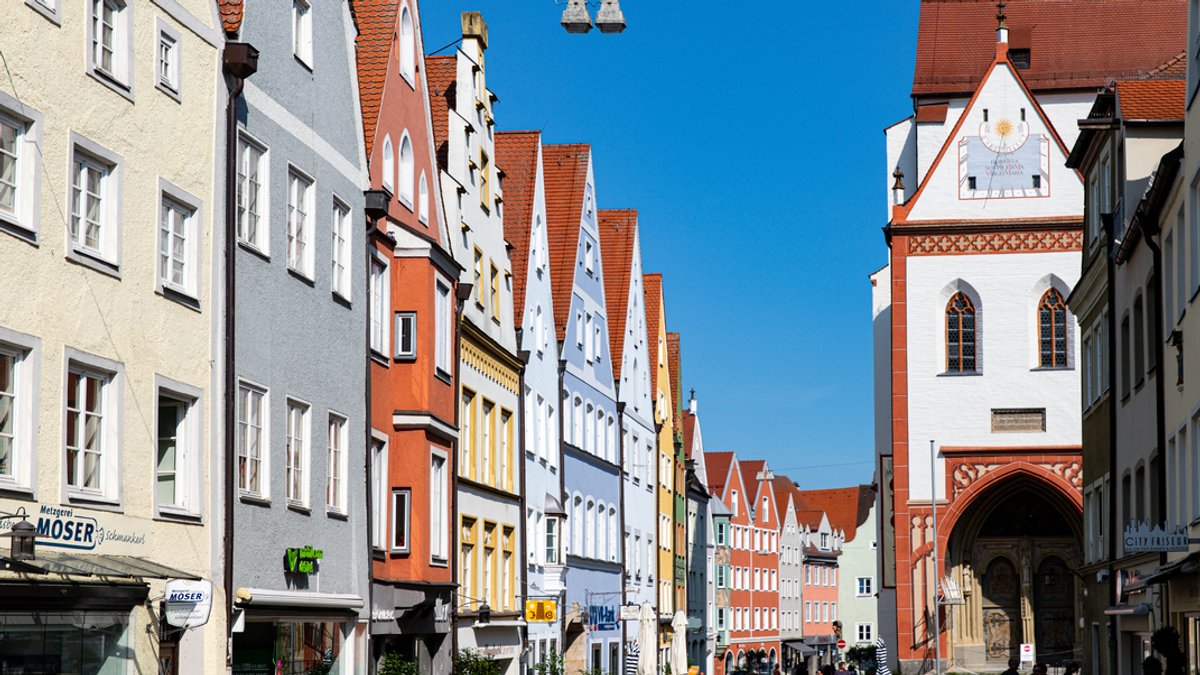 Stadtansicht der Innenstadt von Landsberg am Lech; Häuserzeile mit steilen Dächern und bunten Fassaden. (Symbolbild)