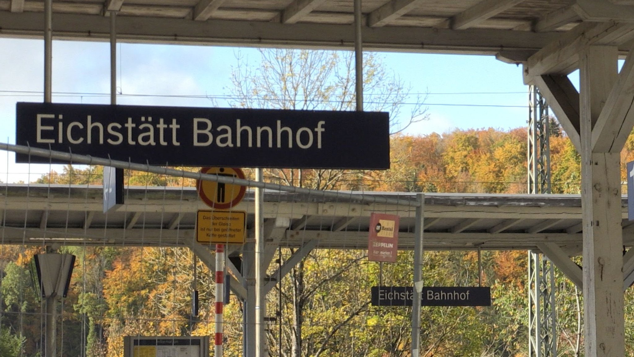 Bahnhofsschild mit Bauzaun