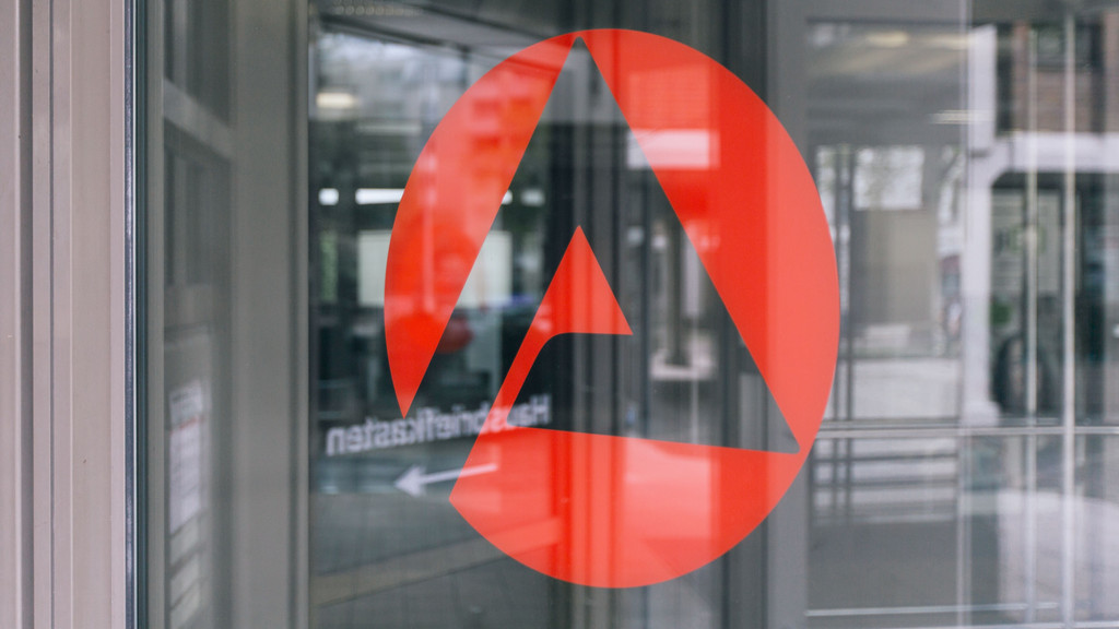 Das Logo der Bundesagentur für Arbeit auf einer Glastüre
