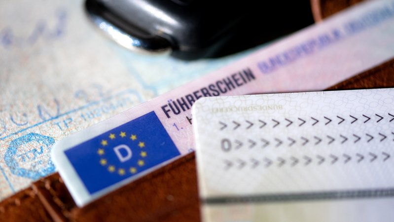 ILLUSTRATION - 03.03.2025, Bayern, München: Ein Führerschein, ein Autoschlüssel, ein Personalausweis und eine Zulassungsbescheinigung liegen auf einem Portemonnaie. (zu dpa: «Was beim Wehrdienst geplant ist und worüber gestritten wird») Foto: Sven Hoppe/dpa +++ dpa-Bildfunk +++ | Bild: dpa-Bildfunk/Sven Hoppe ILLUSTRATION - 03.03.2025, Bayern, München: Ein Führerschein, ein Autoschlüssel, ein Personalausweis und eine Zulassungsbescheinigung liegen auf einem Portemonnaie. (zu dpa: «Was beim Wehrdienst geplant ist und worüber gestritten wird») Foto: Sven Hoppe/dpa +++ dpa-Bildfunk +++