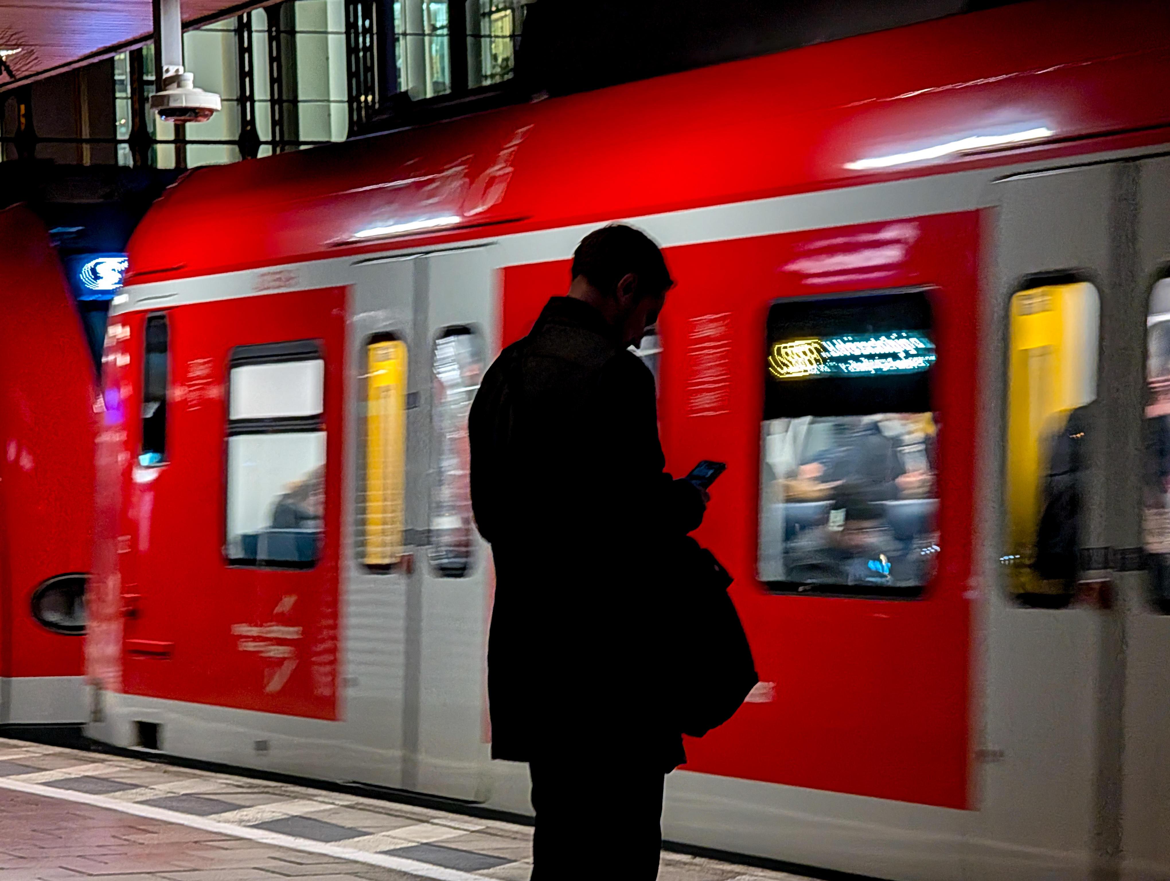 Ein Fahrgast wartet am Bahnsteig auf die S-Bahn in München.