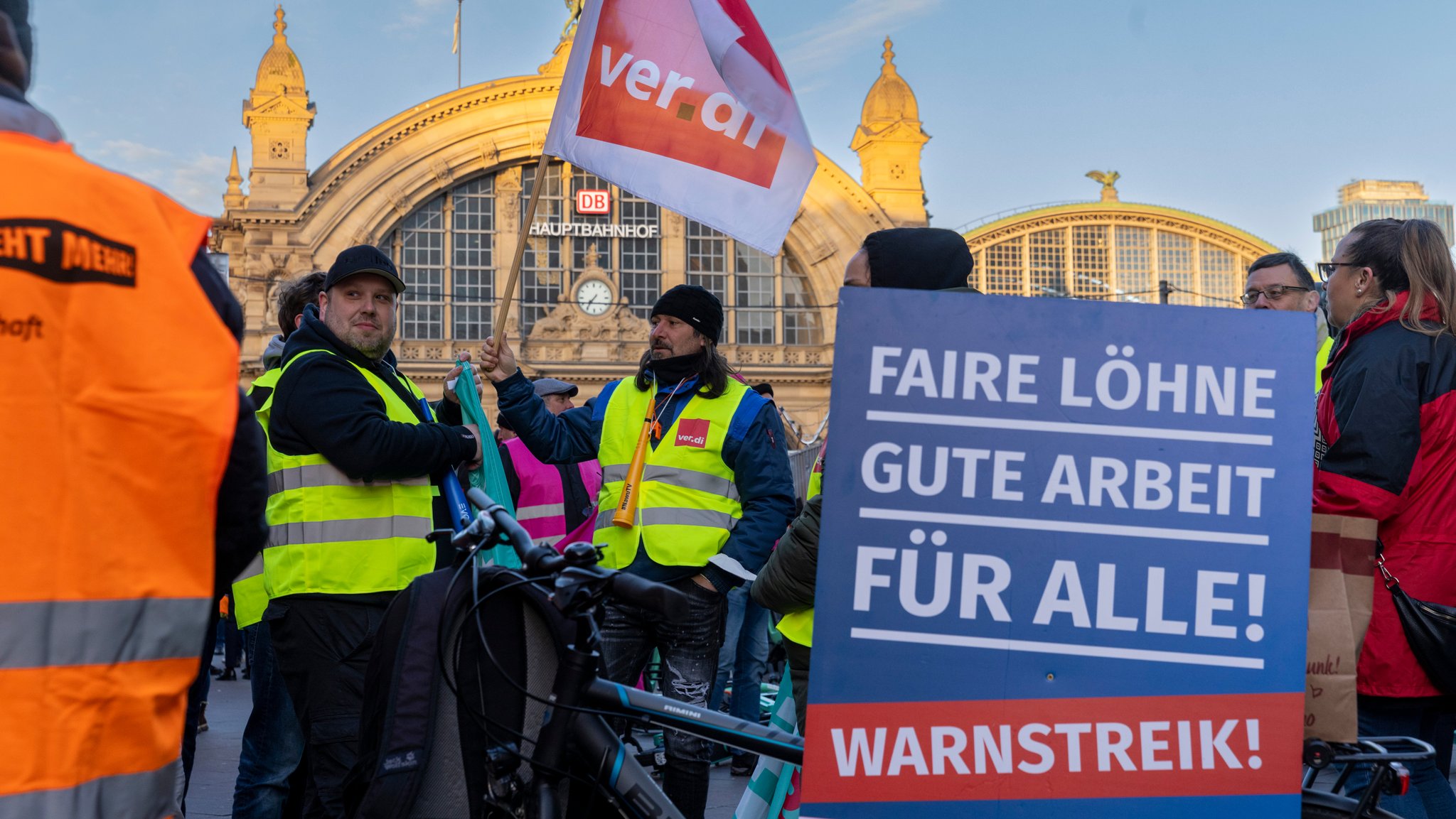 Streikende mit Plakaten