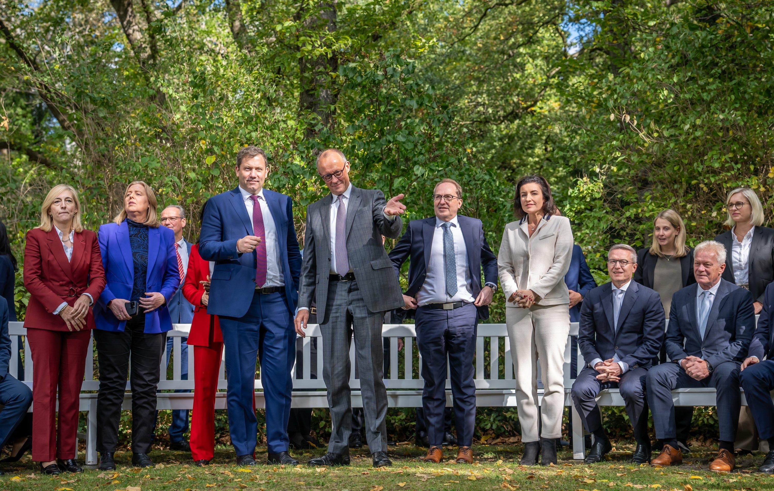 Das Kabinett um Bundeskanzler Friedrich Merz (4.v.l., CDU) und Lars Klingbeil (3.v.l., SPD), Bundesminister der Finanzen, hat sich zum Familienfoto bei der Klausurtagung des Bundeskabinetts von CDU, CSU und SPD aufgestellt.