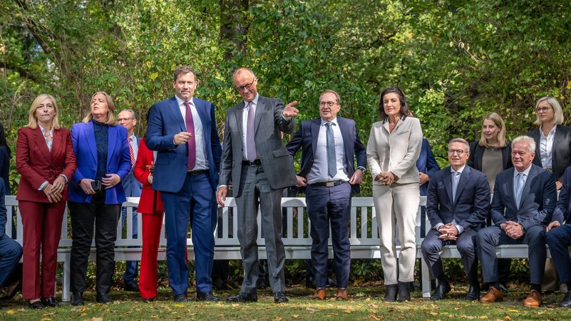 Das Kabinett um Bundeskanzler Friedrich Merz (4.v.l., CDU) und Lars Klingbeil (3.v.l., SPD), Bundesminister der Finanzen, hat sich zum Familienfoto bei der Klausurtagung des Bundeskabinetts von CDU, CSU und SPD aufgestellt. | Bild: dpa-Bildfunk/Michael Kappeler Das Kabinett um Bundeskanzler Friedrich Merz (4.v.l., CDU) und Lars Klingbeil (3.v.l., SPD), Bundesminister der Finanzen, hat sich zum Familienfoto bei der Klausurtagung des Bundeskabinetts von CDU, CSU und SPD aufgestellt.
