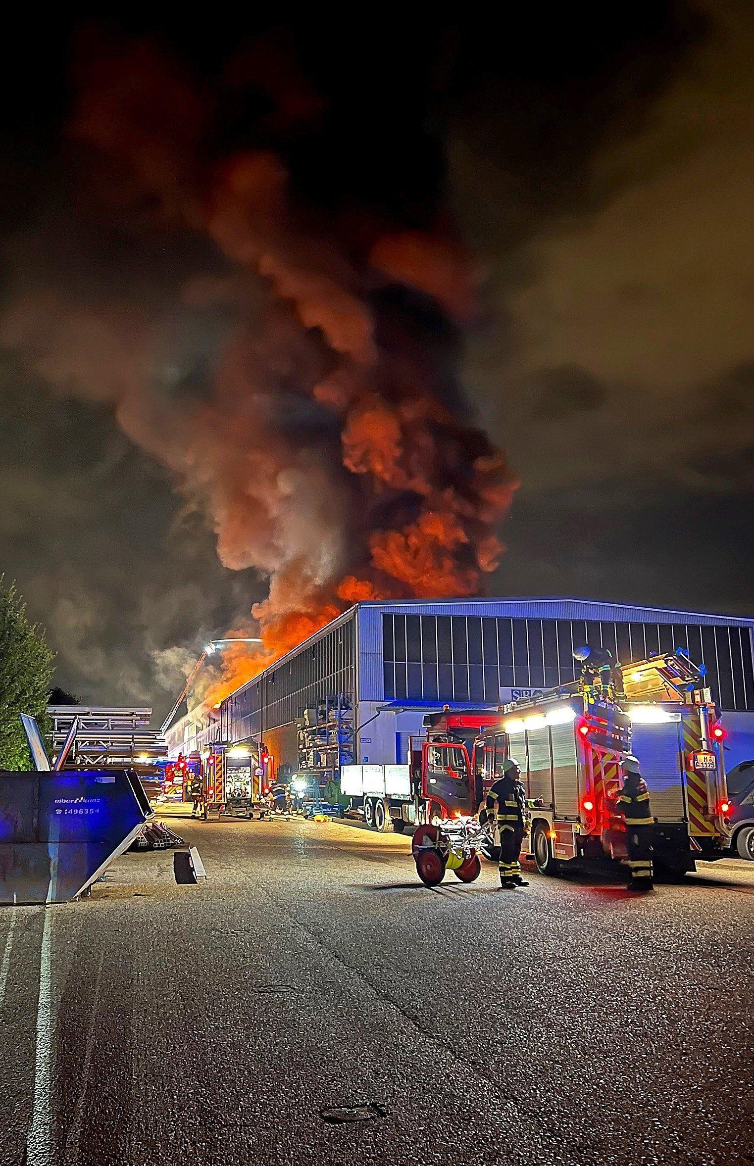 Großbrand in München Feuerwehr über Stunden im Einsatz BR24