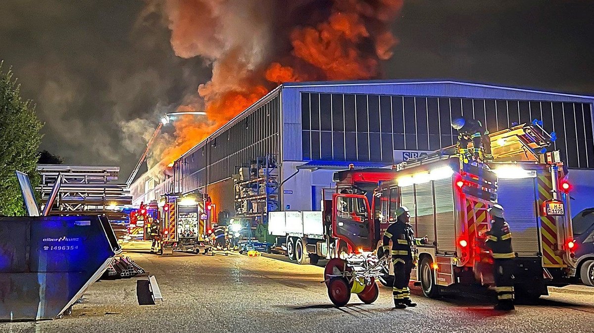 Großbrand in München: Feuerwehr über Stunden im Einsatz