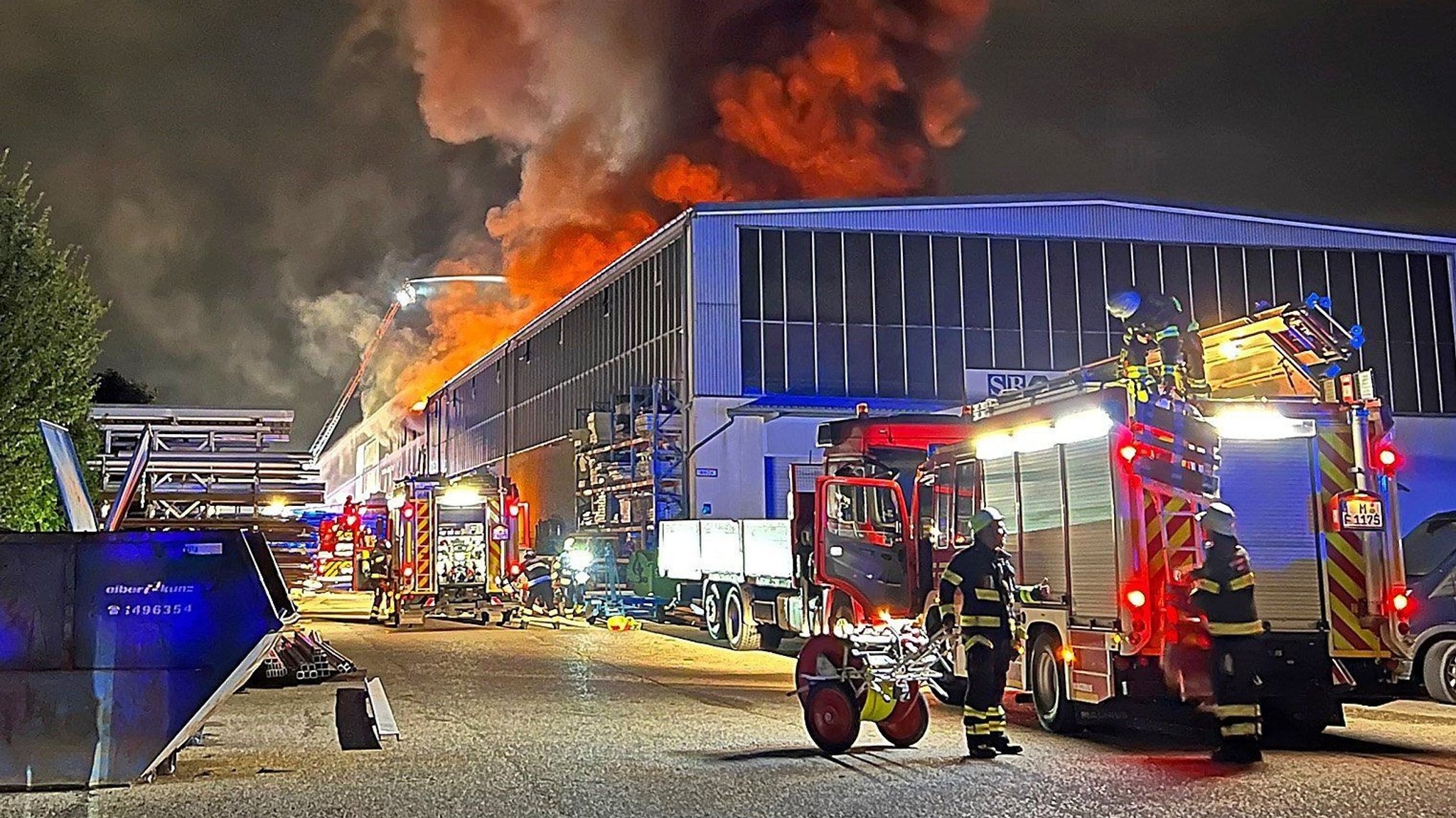 Als die Feuerwehr am Einsatzort ankam, standen bereits ganze Teile des Gebäudes in Flammen. Der Einsatz dauerte mehrere Stunden an.