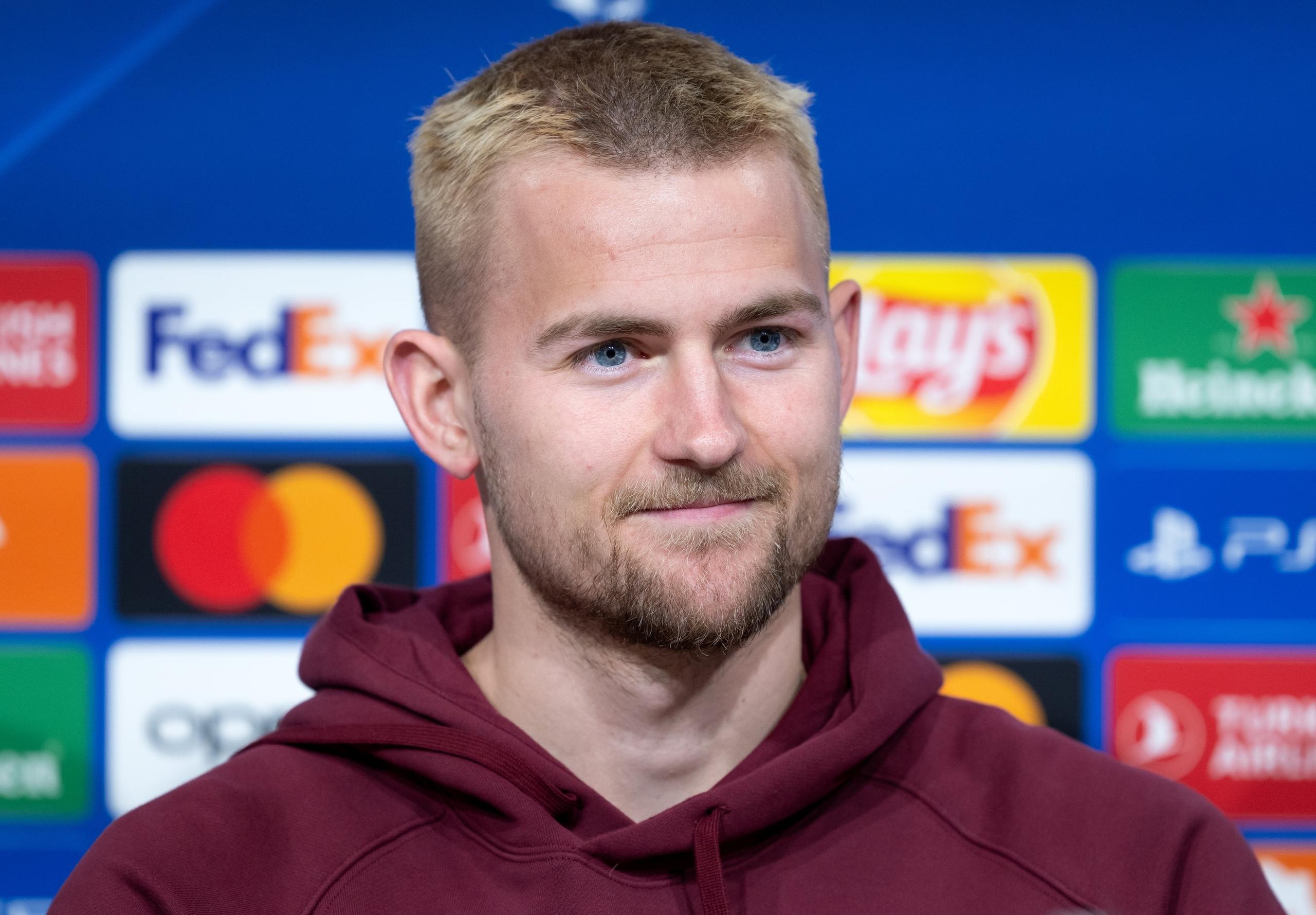 04.03.2024, Bayern, München: Fußball: Champions League, Bayern München - Lazio Rom, Achtelfinale, Rückspiel. Pressekonferenz FC Bayern München in der Allianz Arena. Matthijs de Ligt von München auf dem Podium. 