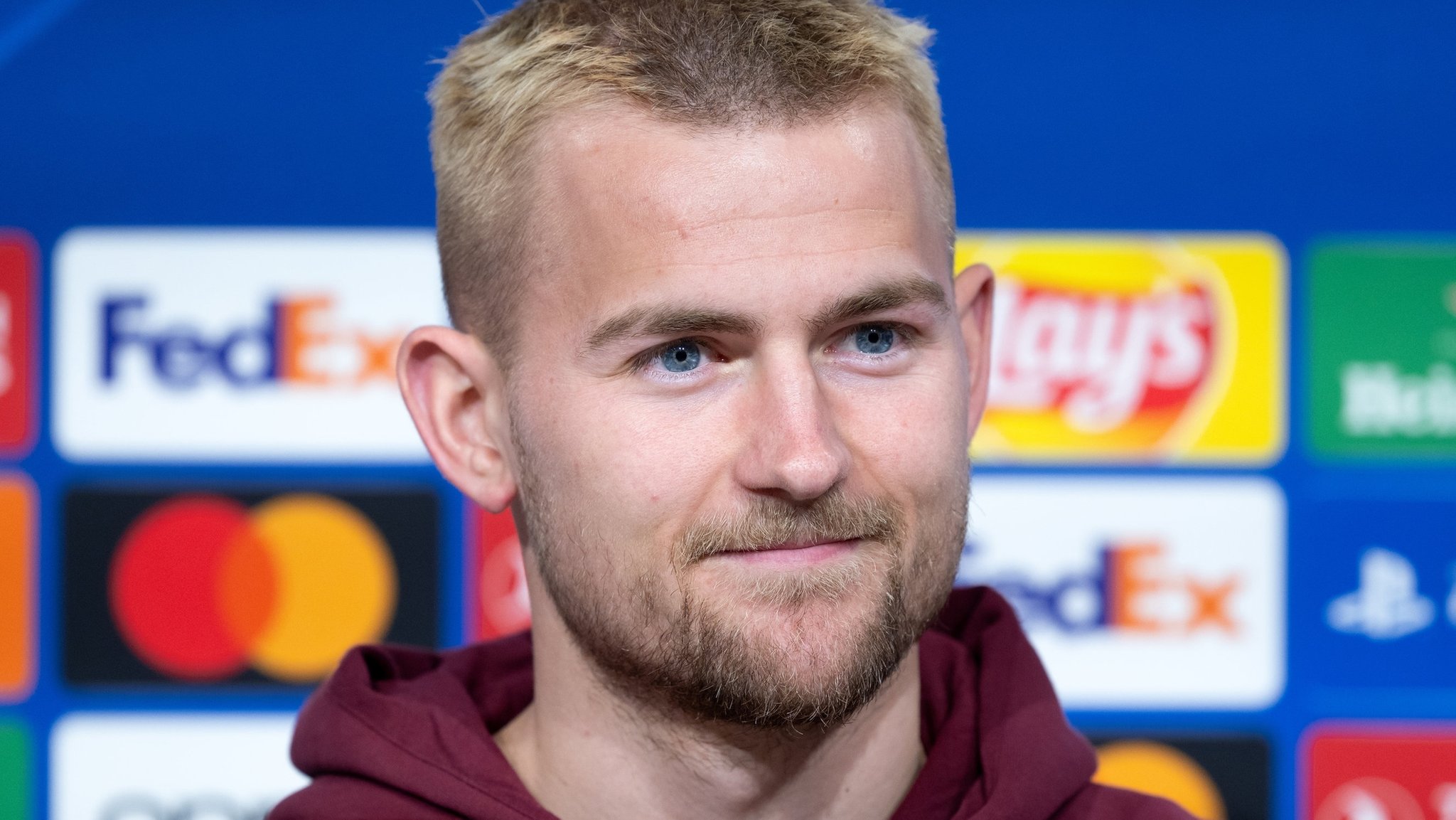 04.03.2024, Bayern, München: Fußball: Champions League, Bayern München - Lazio Rom, Achtelfinale, Rückspiel. Pressekonferenz FC Bayern München in der Allianz Arena. Matthijs de Ligt von München auf dem Podium. 