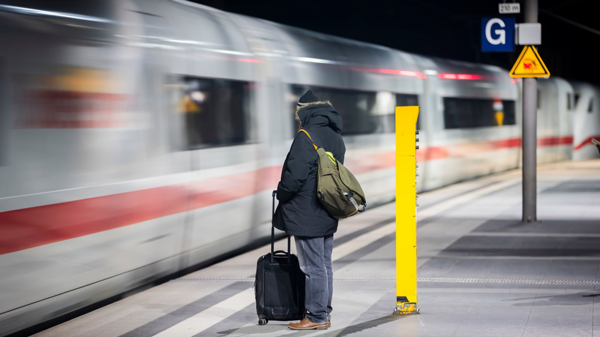 Ein ICE fährt am Berliner Hauptbahnhof ein.